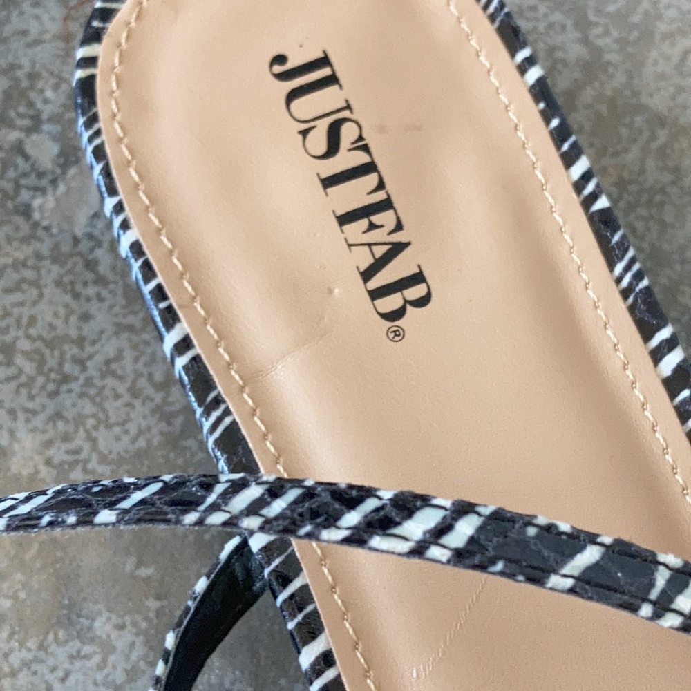 HP⭐️ JUSTFAB NWOT On the Run Black & White Chevron Thong Strap S… - Picture 4 of 9